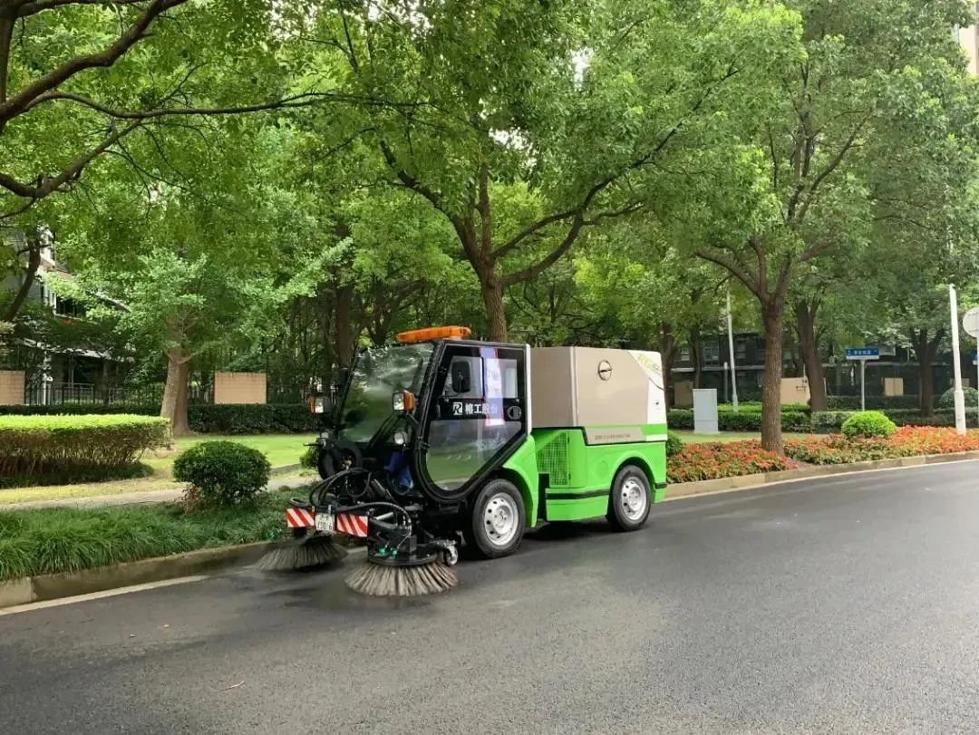 道路清扫车玩具，模拟真实清洁工作，寓教于乐的好选择